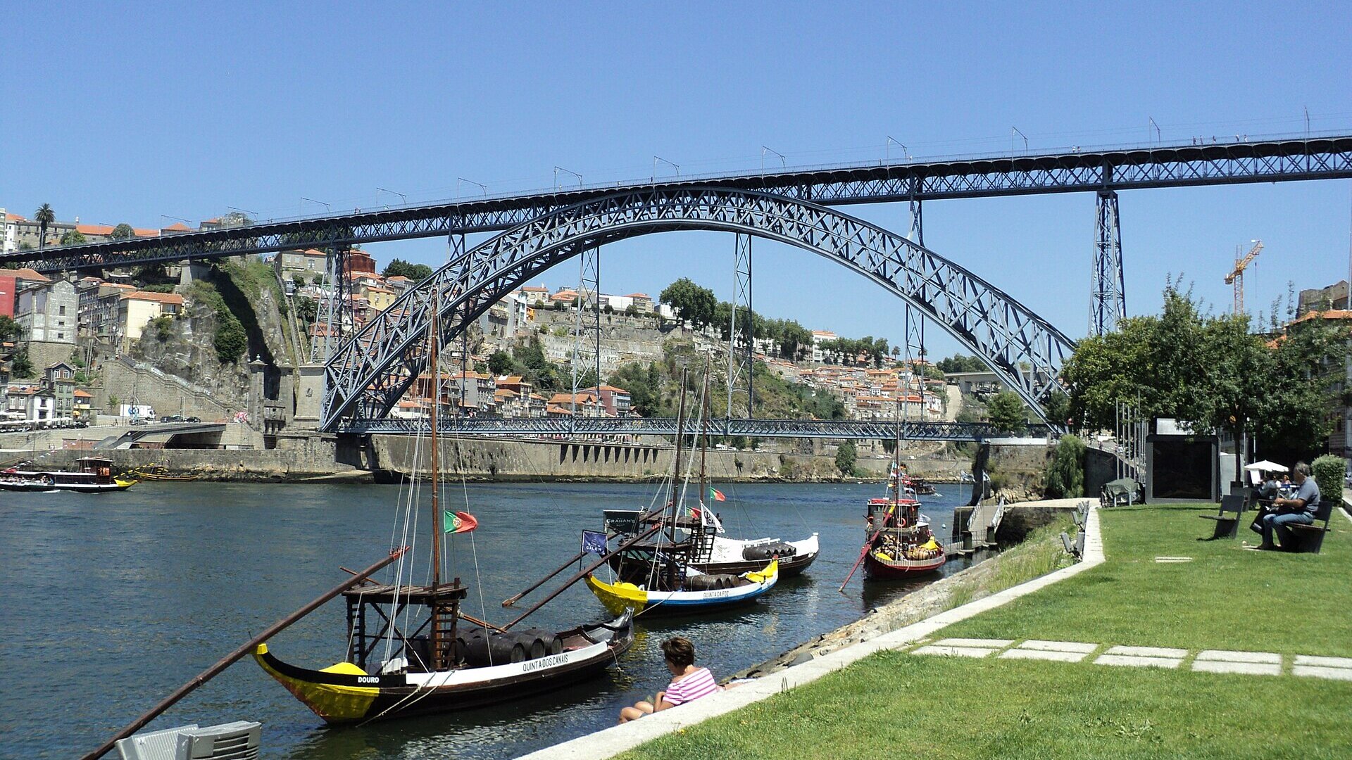 Cais de Gaia com Barcos Rabelos e Caves de Vinho do Porto em Vila Nova de Gaia